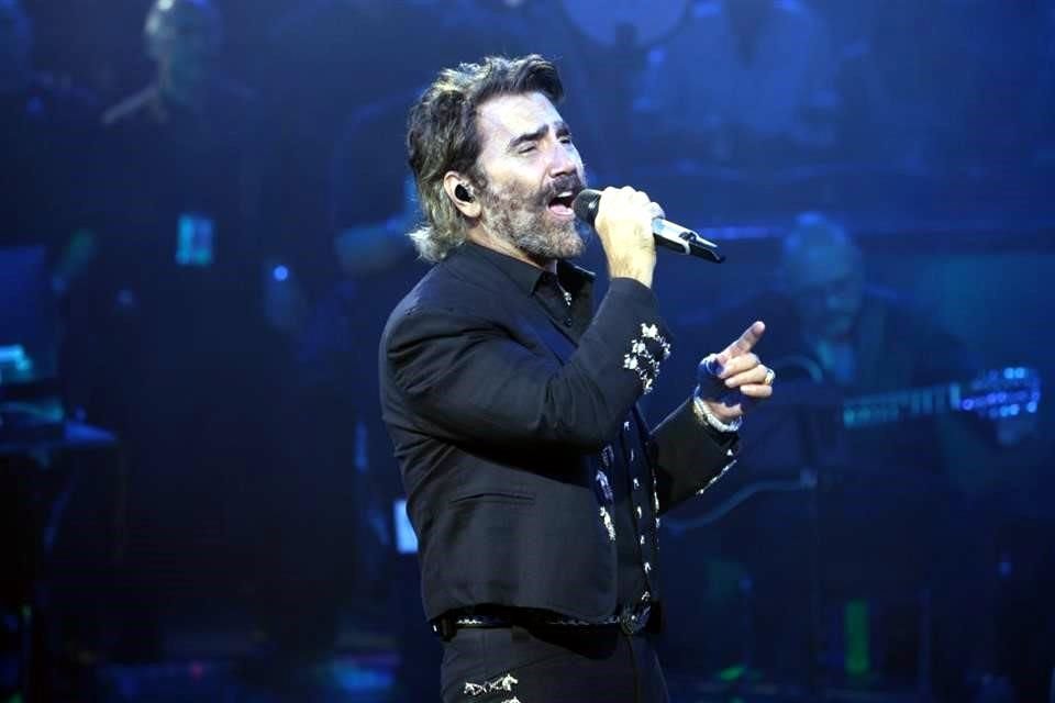 Los éxitos que dejó Vicente Fernández tomaron nueva vida en la voz de su Potrillo, quien llegó a todo galope al redondel del Domo Care a las 23:54 horas.