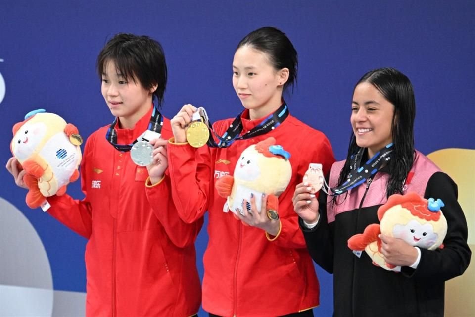 Alejandra Estudillo (der.) posa junto a la dupla china en el podio de Beijing.