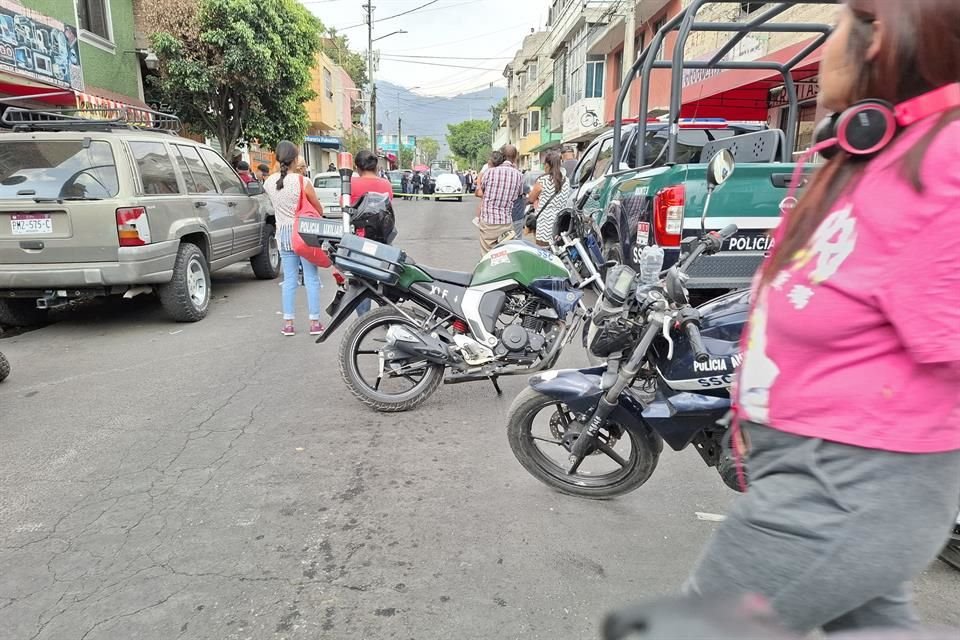 De acuerdo con testigos la víctima fue embestida por hombres a bordo de una motocicleta color rojo. 
