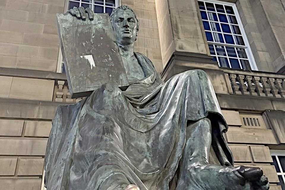 Skulpturen von David Hume und Adam Smith.