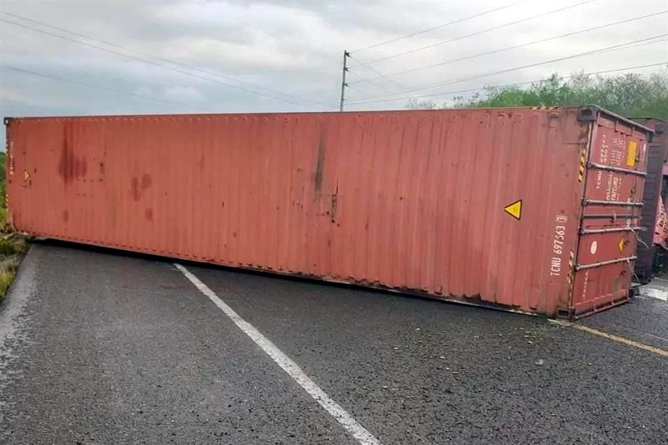 Tráiler choca con camioneta en la Victoria-Monterrey; hay 5 muertos, varios heridos y cierre vial en el km 17.