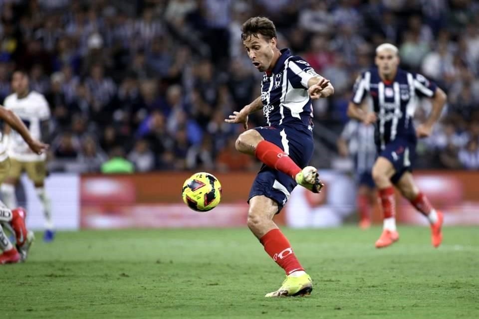 A los 58 minutos, Sergio Canales tomó un balón dentro del área de Pumas.