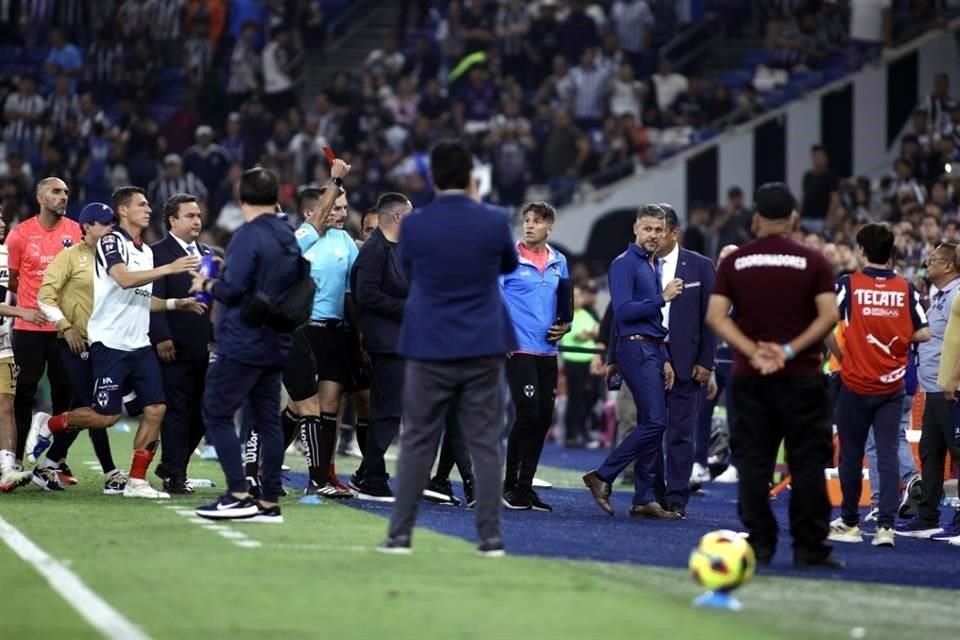 Ambos estrategas fueron expulsados al finalizar el encuentro.