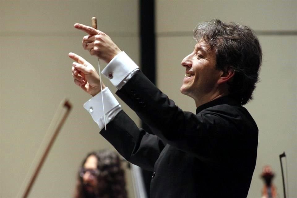 José Areán será el nuevo director de la OJUEM; en la imagen durante un concierto con la Orquesta Sinfónica de Aguascalientes, de la que fue titular de 2017 a 2020.