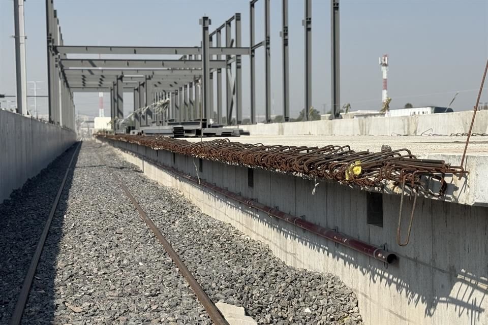 A unos metros de las casas, se encuentra la construcción del Tren Suburbano.