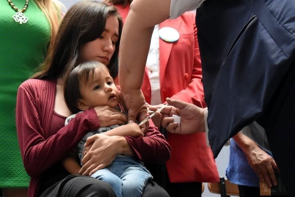 Mientras la SSA reporta los alcances de la Semana de la Vacunación, un legislador panista advierte subejercicios del program