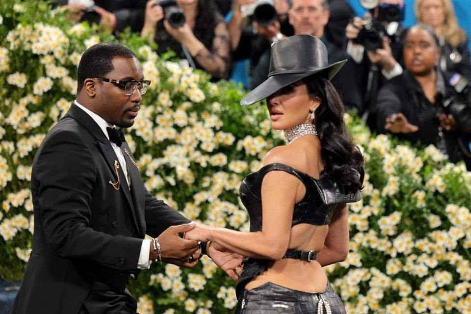 En lo que espera declarar en su juicio de robo, Kim aprovechó este lunes para darse una vuelta a la Met Gala 2025 con este atuendo.