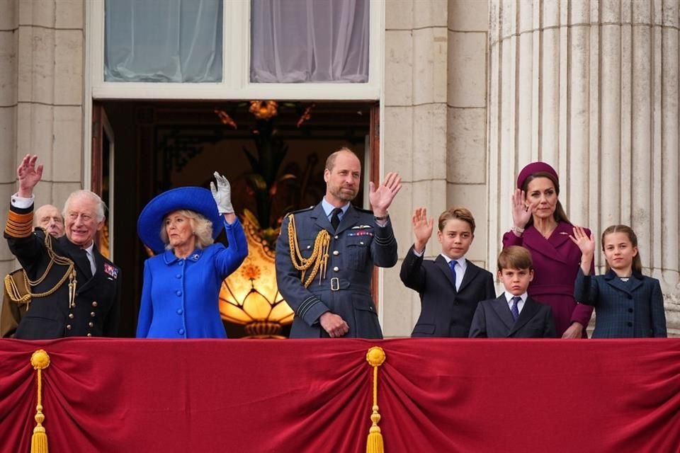 El Rey Carlos III y su esposa Camila, además de los príncipes de Gales, Guillermo y Catalina, acompañados de sus tres hijos, siguieron el desfile desde una tribuna.