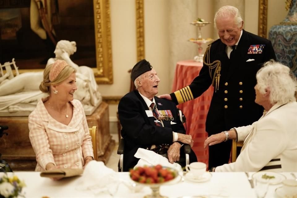 En otra recepción, en el Palacio de Buckingham, el Rey homenajeó a unos cincuenta veteranos de guerra.