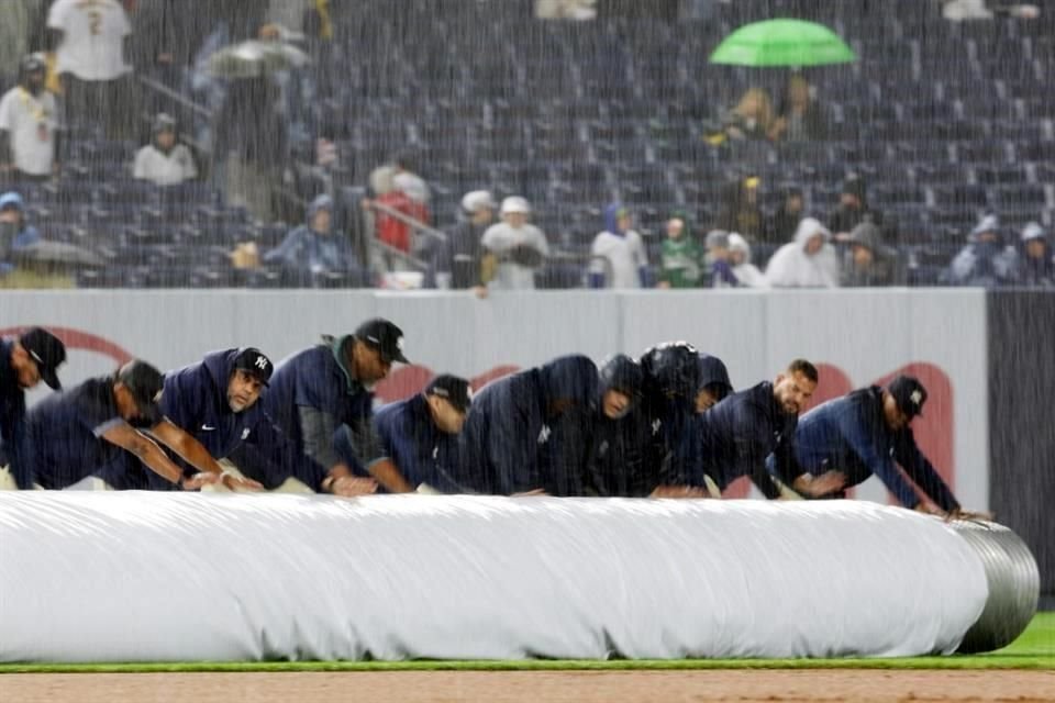 El partido comenzó tarde y tuvo que ser interrumpido, debido a la lluvia.