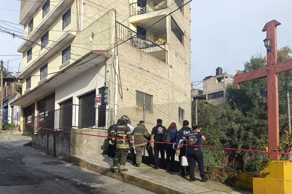 Aunque autoridades aguardarían a que el edificio colapsara por sí solo, a siete meses el inmueble sigue en pie.