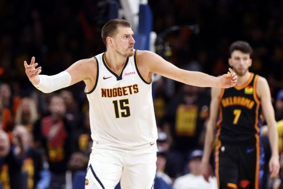 Nikola Jokic se metió en problemas de faltas, pero aún así terminó con 42 puntos.