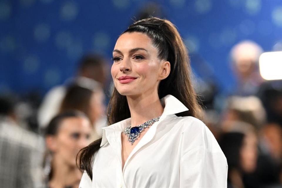 Anne Hathaway desató rumores de retoques estéticos en la Met Gala 2025, tras mostrar un rostro juvenil e impecable durante el evento.