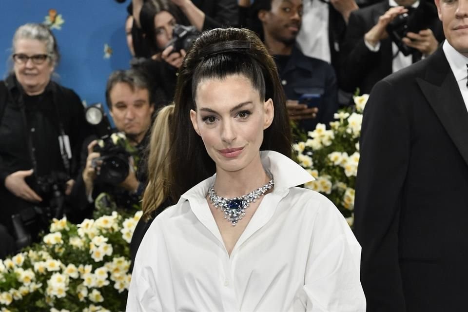 Durante una entrevista con Vogue en la alfombra azul, Hathaway habló sobre la influencia del fallecido André Leon Talley en su look.