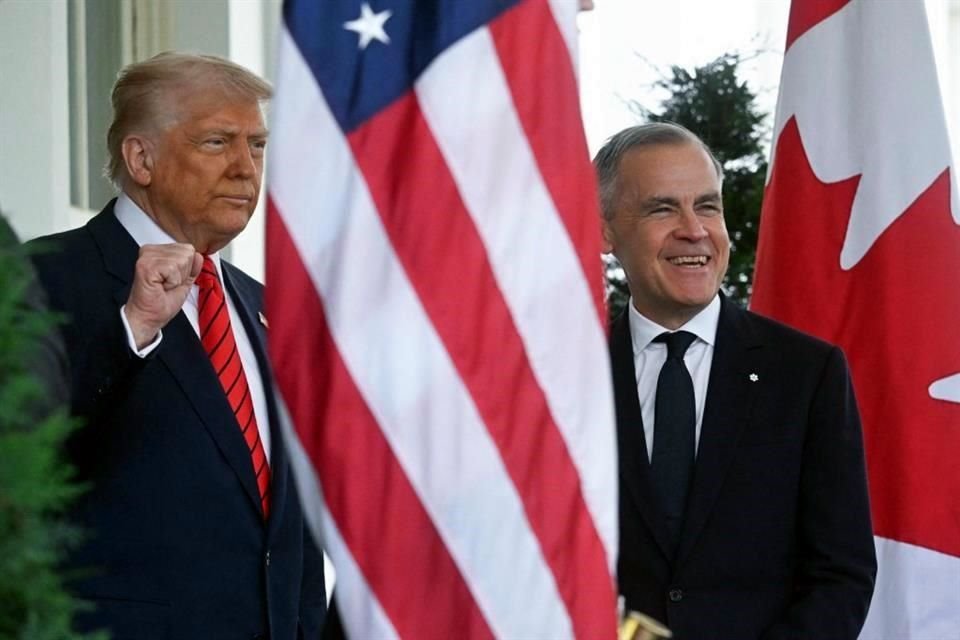 El Presidente de Estados Unidos, Donald Trump, saluda al Primer Ministro canadiense, Mark Carney, a su llegada a la Casa Blanca en Washington, D.C.