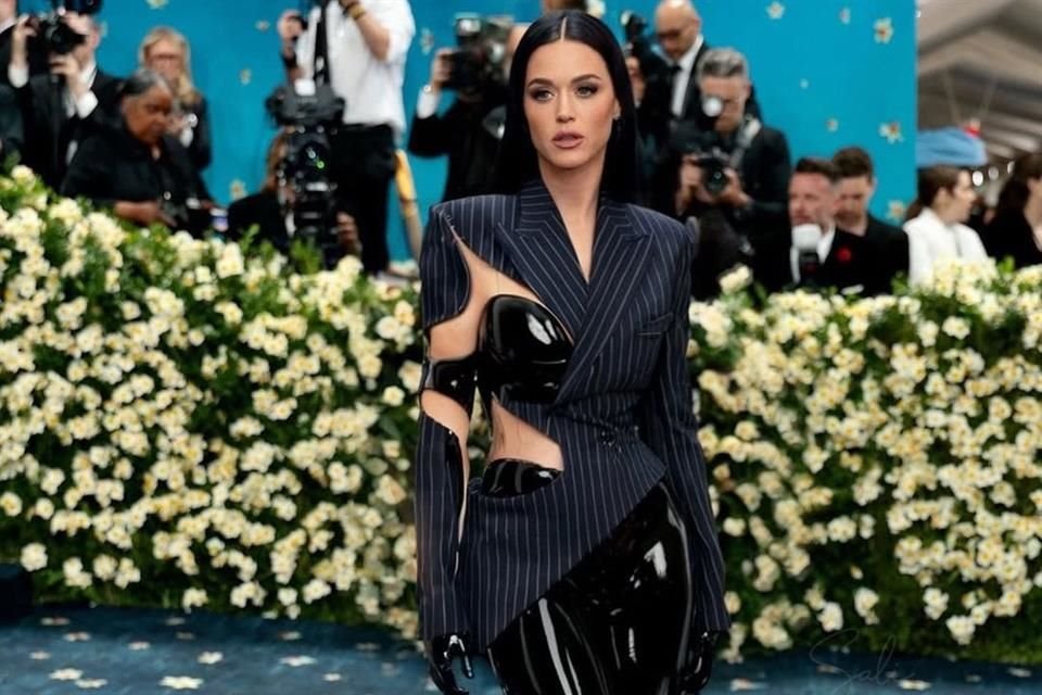 Katy Perry desmintió nuevamente imágenes falsas de la Met Gala, aclarando que no asistió por su gira y que su madre está enterada.