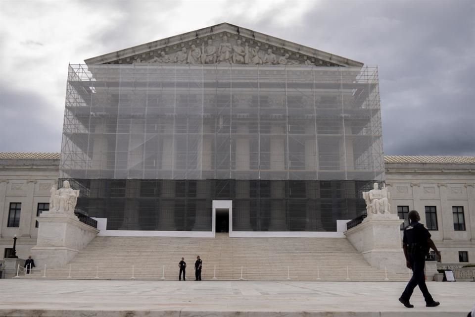 La Corte Suprema de EU permitió al Gobierno de Donald Trump mantener una prohibición para que personas trans puedan servir en el ejército.