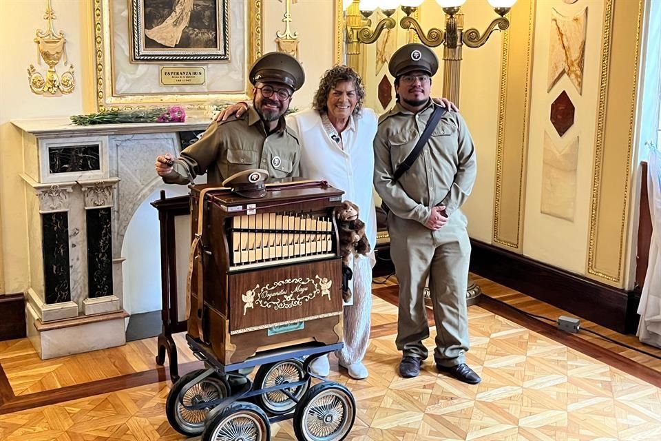 Denisse de Kalafe donó la partitura de 'Señora, Señora' a organilleros de México como muestra de amor y gratitud hacia el País.