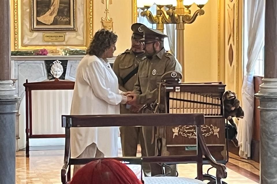 Durante el evento, dos organilleros mexicanos interpretaron 'Señora, Señora', un tema que se ha convertido en un himno cada año durante el Día de las Madres.