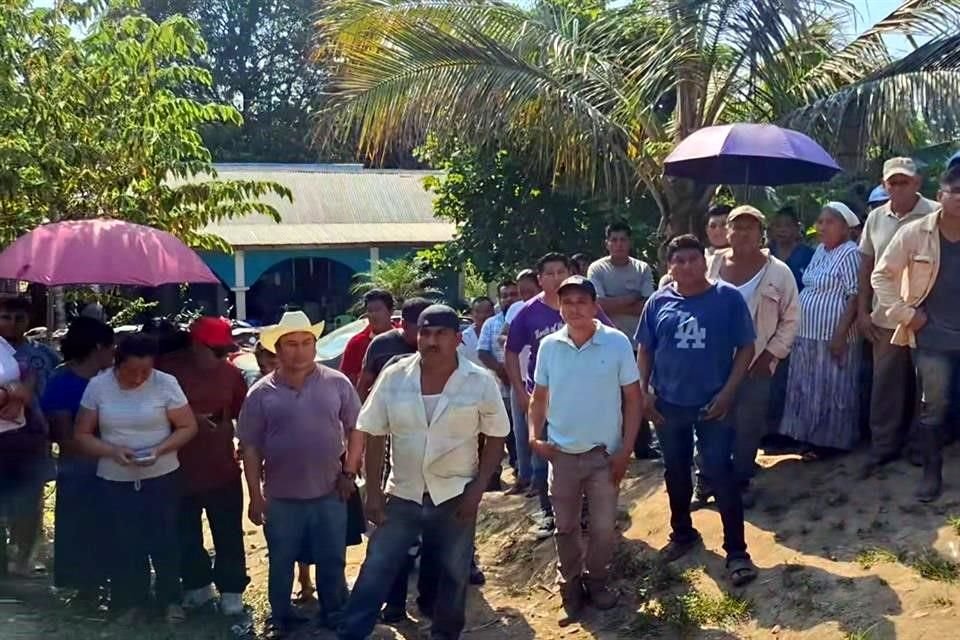 Octavio García Martínez, agente municipal de la localidad, aclaró que el Presidente Municipal no está retenido.
