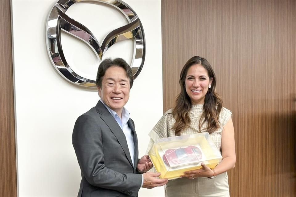 Gobernadora de Guanajuato, Libia Denisse y el CEO global de Mazda, Masahiro Moro en Hiroshima, Japón.