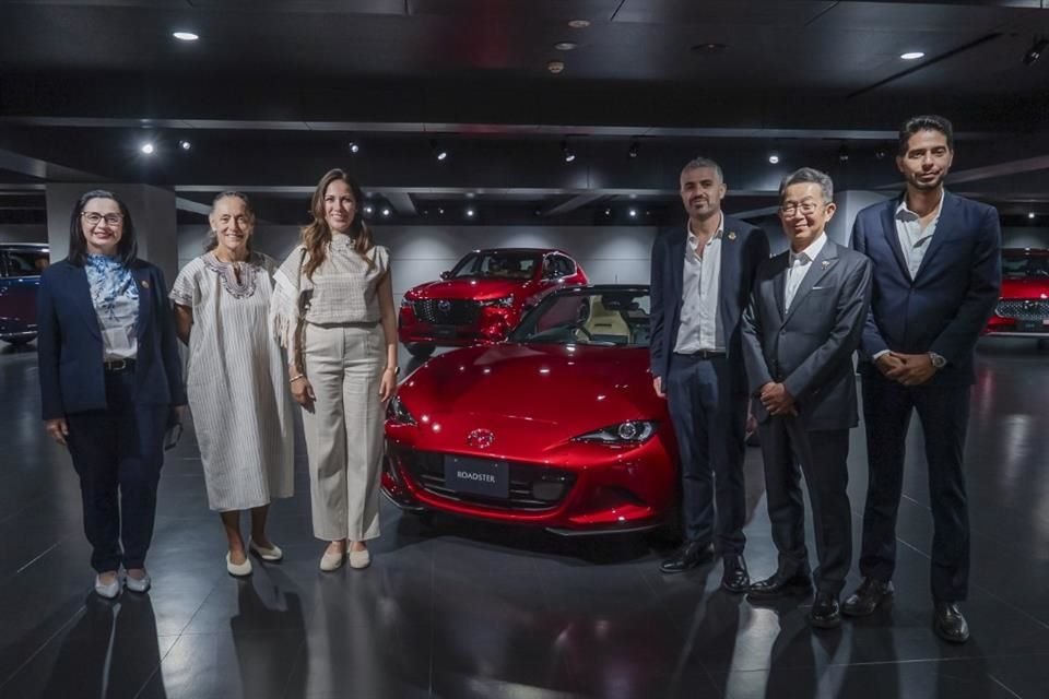 Gobernadora de Guanajuato, Libia Denisse y el CEO global de Mazda, Masahiro Moro en Hiroshima, Japón.