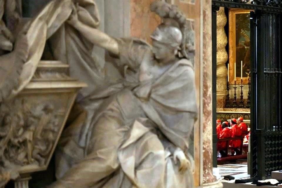 Los cardenales celebraron la misa en la Basílica de San Pedro previo al cónclave para elegir al nuevo Papa.