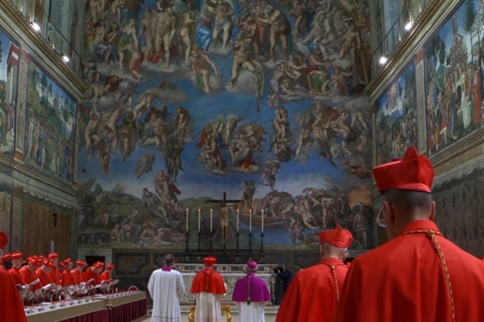 Cardenales ingresaron a la Capilla Sixtina para iniciar el Cónclave.