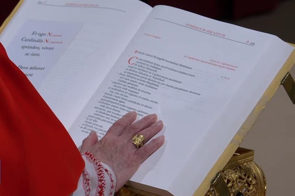 El Juramento de cada uno de los Cardenales poniendo la mano derecha sobre los Evangelios.