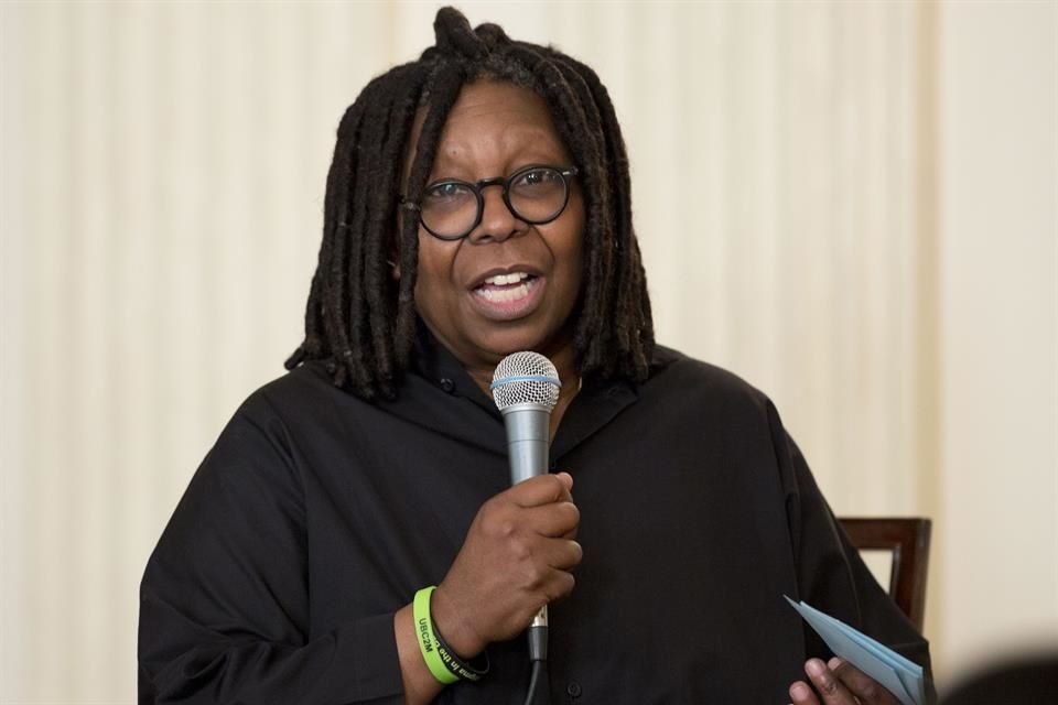 Whoopi Goldberg criticó a Trump por proponer un arancel del 100% a filmes hechos fuera de EU, calificándolo de perjudicial y limitante.
