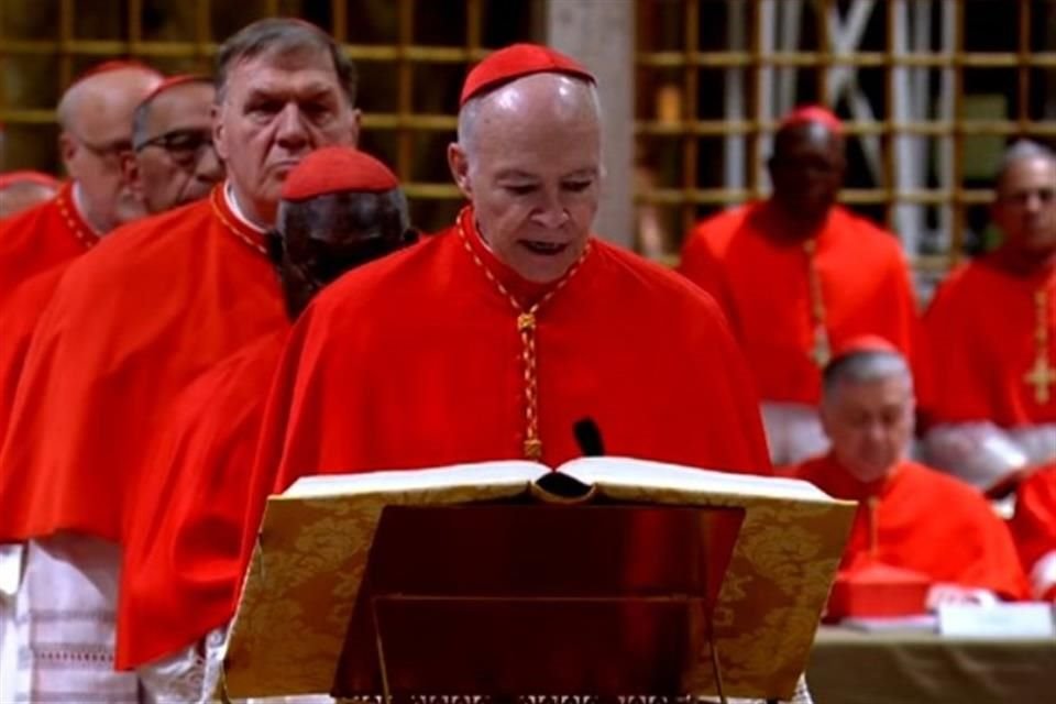 El cardenal de México, Carlos Aguiar Retes, prestó juramento en la Capilla Sixtina.