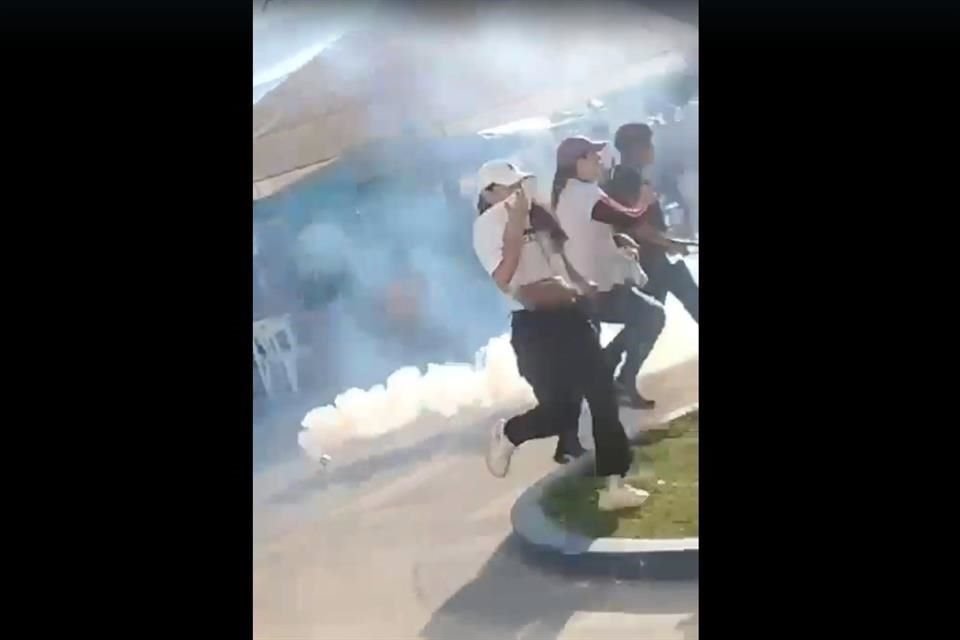 El 7 de mayo, policías antimotines de Tabasco y elementos de la GN disolvieron una protesta estudiantil en Balancán.