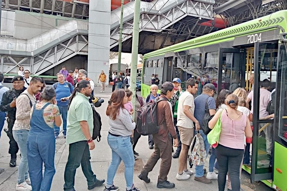 Usuarios fueron desalojados y se habilitaron patrullas y autobuses de RTP para traslados.