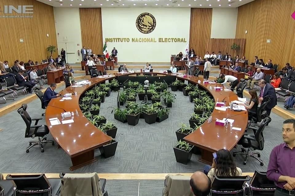 Fiscalización del INE aprobó multas por 65 millones 195 mil pesos a los seis partidos nacionales por omisiones en el pago de contribuciones, pero el Consejo General aprobó reducir las sanciones a 31 millones 922 mil pesos. 