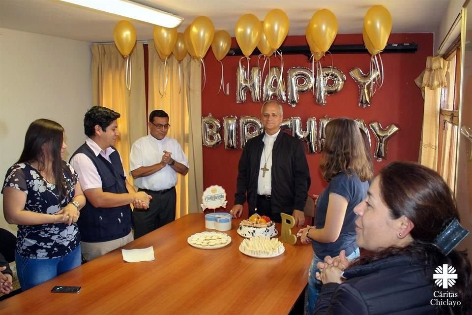 En su paso como Obispo, Robert Prevost en una celebración por su cumpleaños.