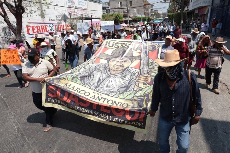 Insegnanti, gruppi di famiglie di persone scomparse e studenti delle scuole normali hanno protestato a Chilpancingo per chiedere giustizia per l'omicidio di Marco Suástegui, un leader dell'opposizione presso la diga di La Parota.