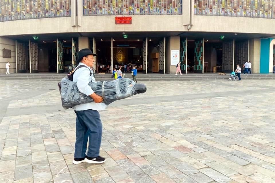 Un hombre que cargaba una figura de Juan Diego de un metro y medio dijo que no importaba que el nuevo Papa fuera de Estados Unidos.