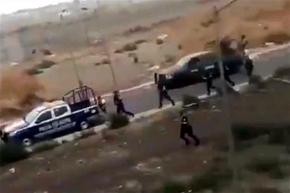 Un video muestra a agentes corriendo bajo ataque en Chalco; no hay heridos, pero tres detenidos.