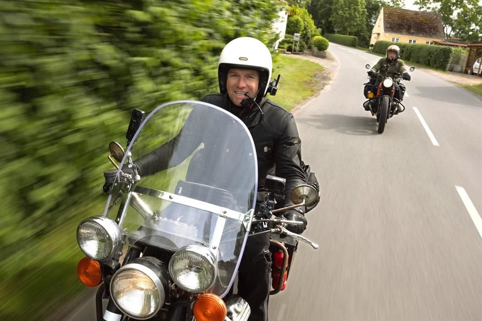 En esta ocasión, los amigos recorren 12 mil 245 kilómetros a través de 17 países europeos a bordo de motocicletas vintage restauradas especialmente para el proyecto.