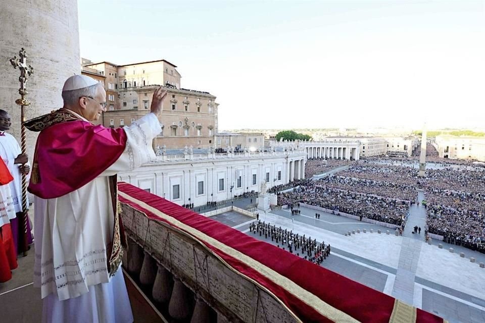 El Cardenal Robert Prevost, misionero agustino originario de Estados Unidos, fue elegido ayer como nuevo Papa y tomó el nombre de León XIV.