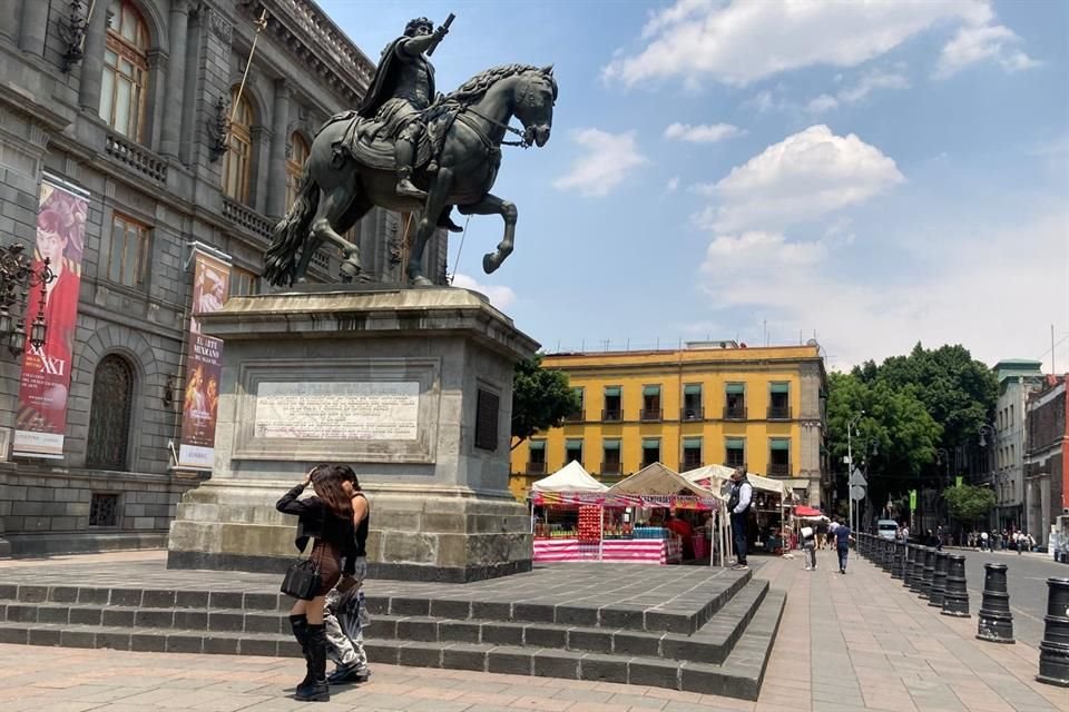 La fachada del Munal quedó oculta por las carpas que fueron colocadas para resguardar a los informales.