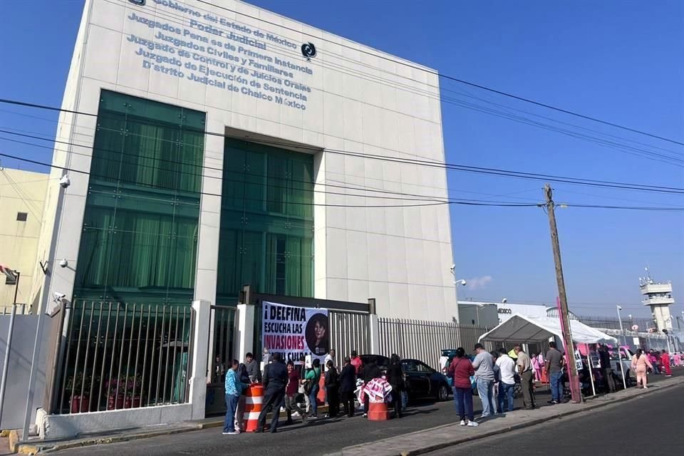 En la carretera Mixquic- Chalco se presentaron vecinos que apoyan a la mujer de la tercera edad que disparó contra supuestos invasores.