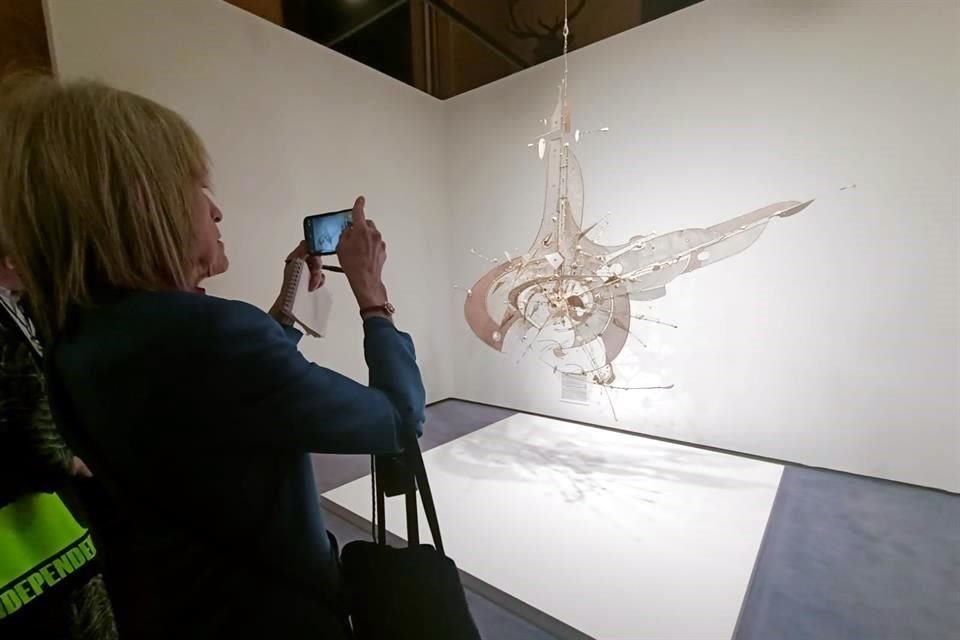 Niezatytułowana rzeźba z metalu i porcelany autorstwa artysty Lee Bontecou przykuła uwagę kolekcjonerów.