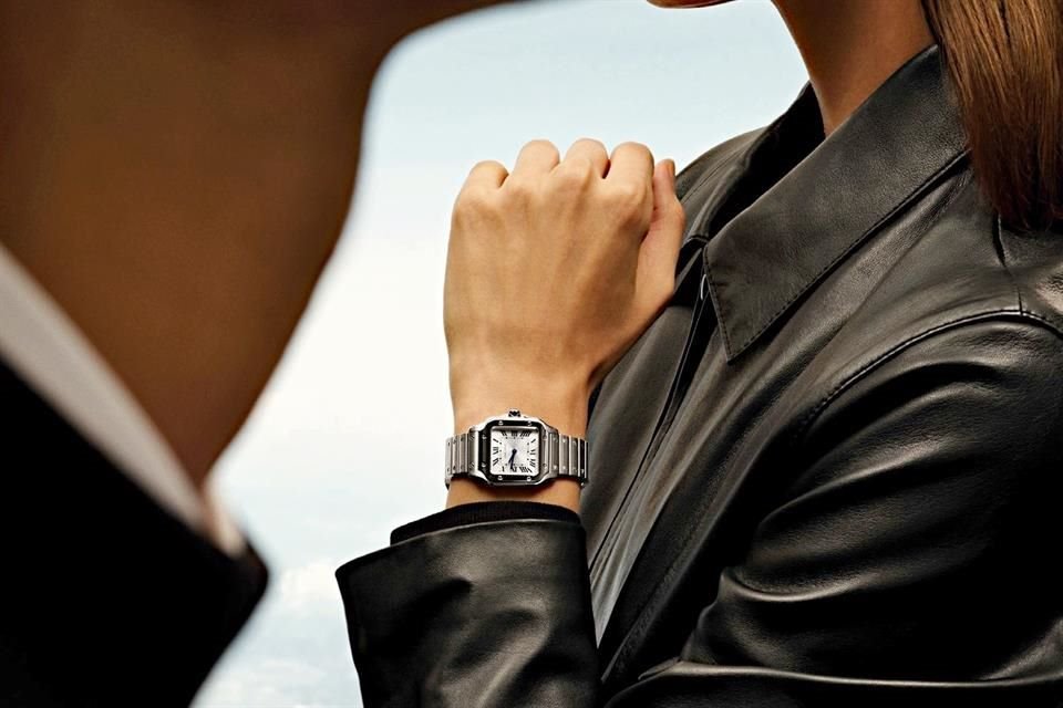 Cartier lanza versiones mini del icónico reloj Santos, el primer modelo de pulsera, combinando elegancia, historia y modernidad.