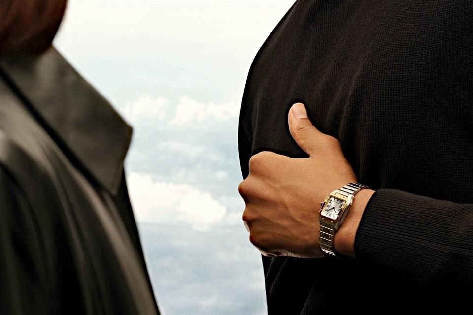 Cartier lanza versiones mini del icónico reloj Santos, el primer modelo de pulsera, combinando elegancia, historia y modernidad.