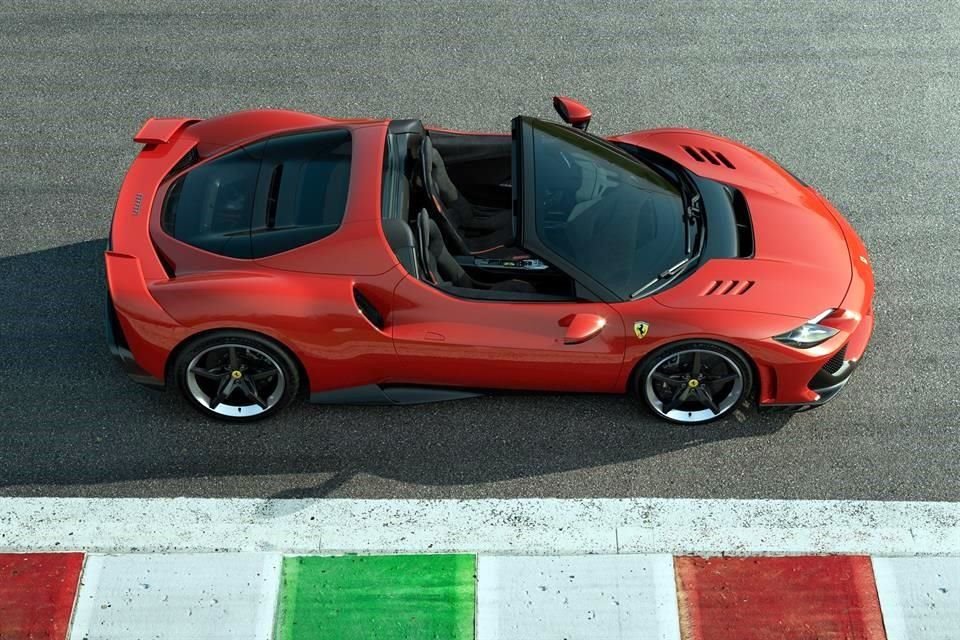 Il est équipé de pneus Pilot Sport Cup2 de 20 pouces développés par Michelin.