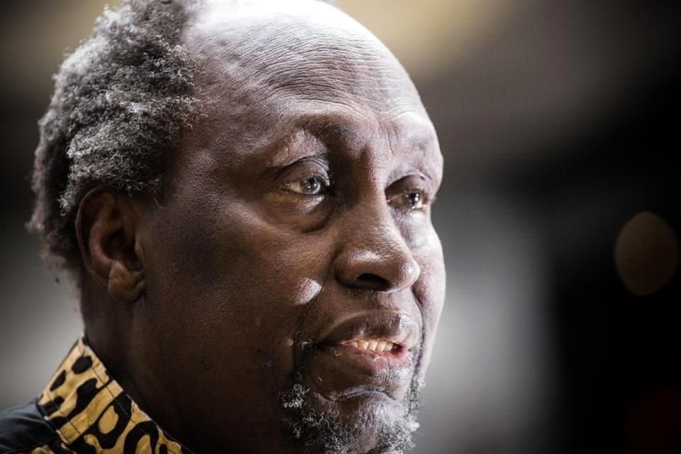 Ngugi wa Thiong'o reúne en su más reciente libro, 'Descolonizar el lenguaje (Decolonizing language)', ensayos y poemas sobre los temas que han habitado su literatura.