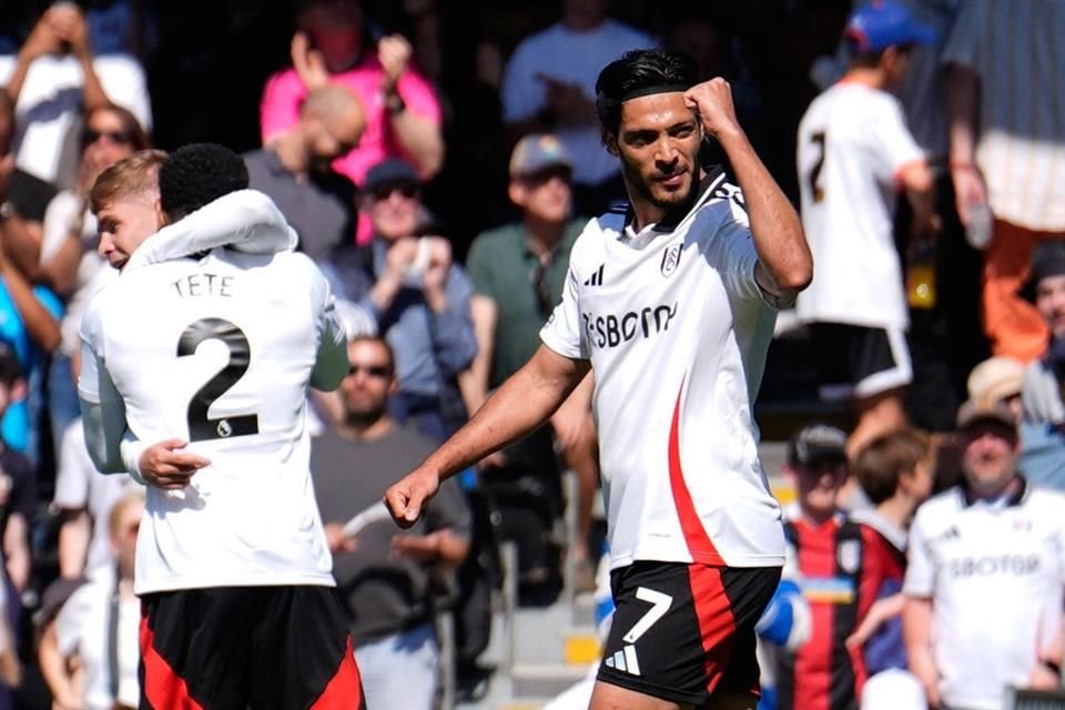 Raúl Jiménez celebra su gol número 11 esta campaña en la Premier League.
