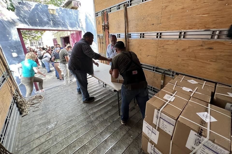 Los 14 Distritos de la entidad comenzaron a recibir los paquetes electorales poco después de las 8:00 horas.