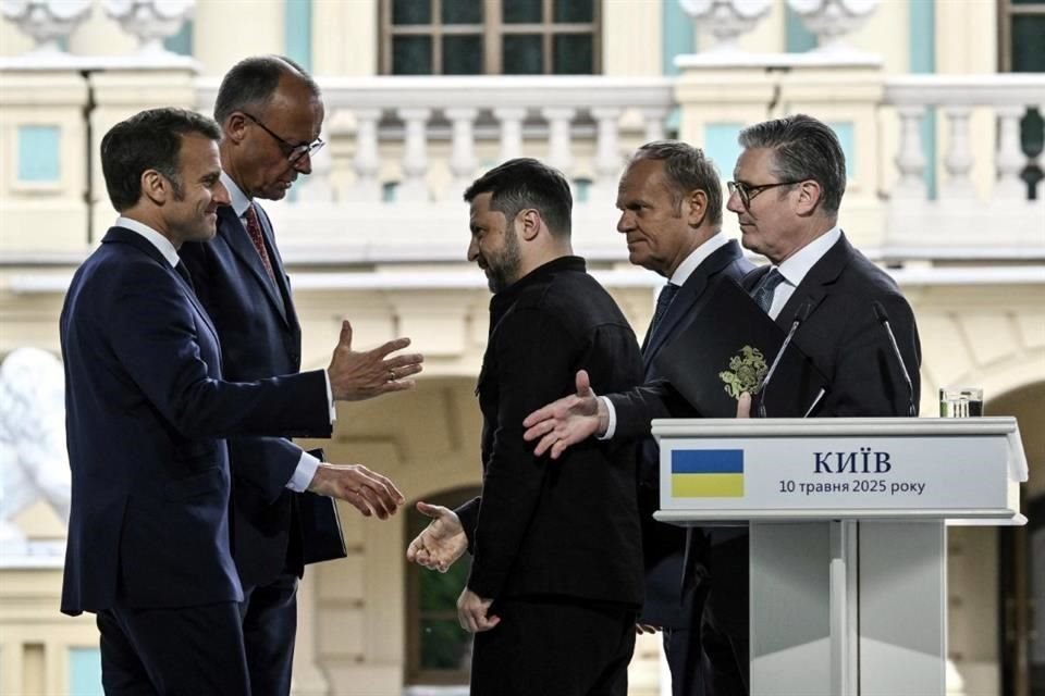 (De izquierda a derecha) Emmanuel Macron, el Canciller alemán, el Presidente Volodymyr Zelensky, el Primer Ministro polaco y el Primer Ministro de GB se saludan tras conferencia de prensa conjunta.